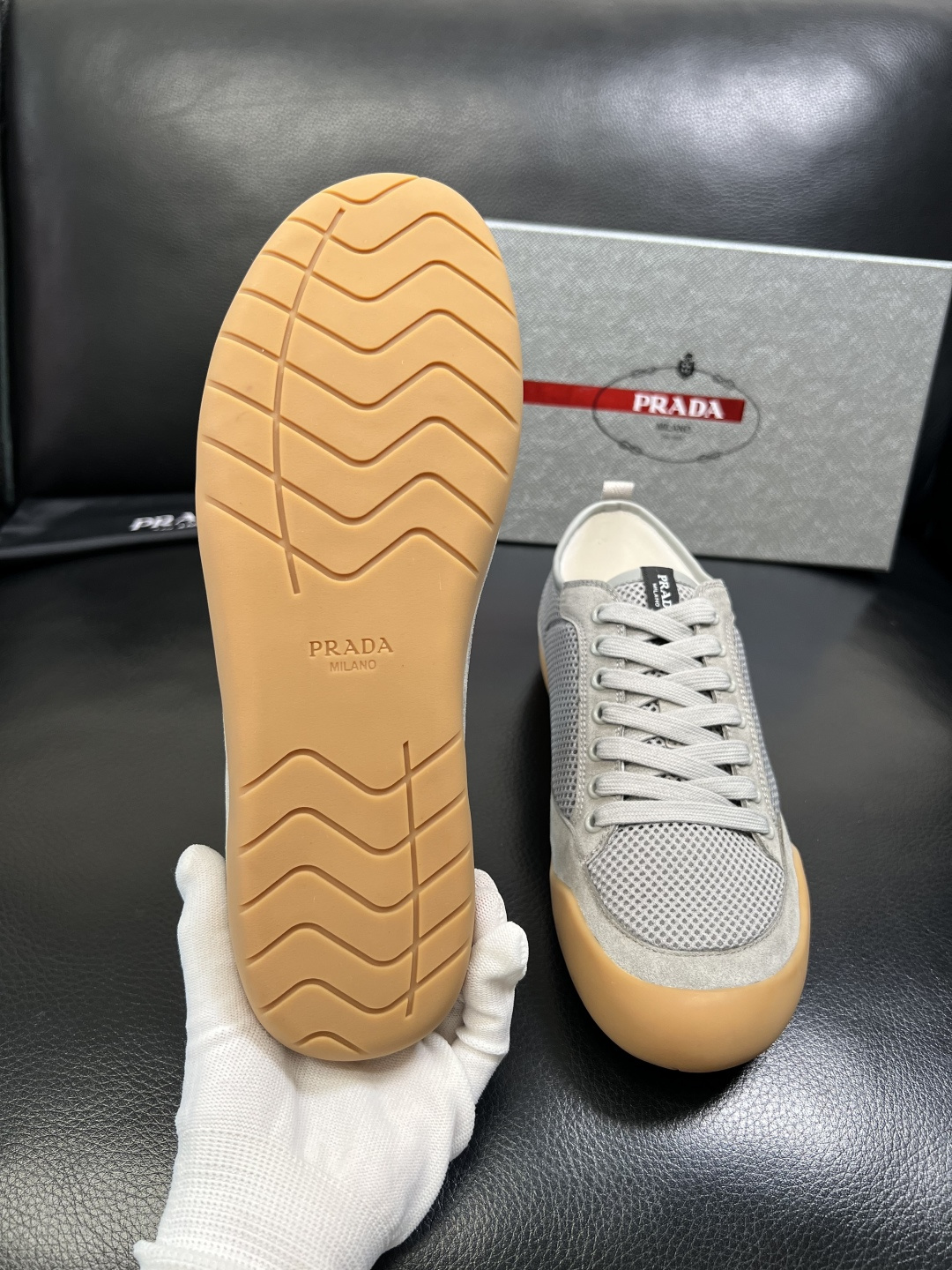 PRADA 高品质 顶级工艺品 普拉达 专柜同步 原厂配置，意大利进口原版牛皮面料，透气舒适进口水染牛里