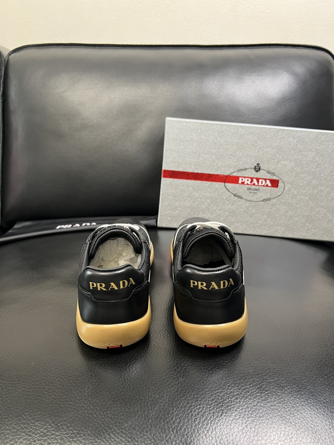 PRADA 高品质 顶级工艺品 普拉达 专柜同步 原厂配置，意大利进口原版牛皮面料，透气舒适进口水染牛里