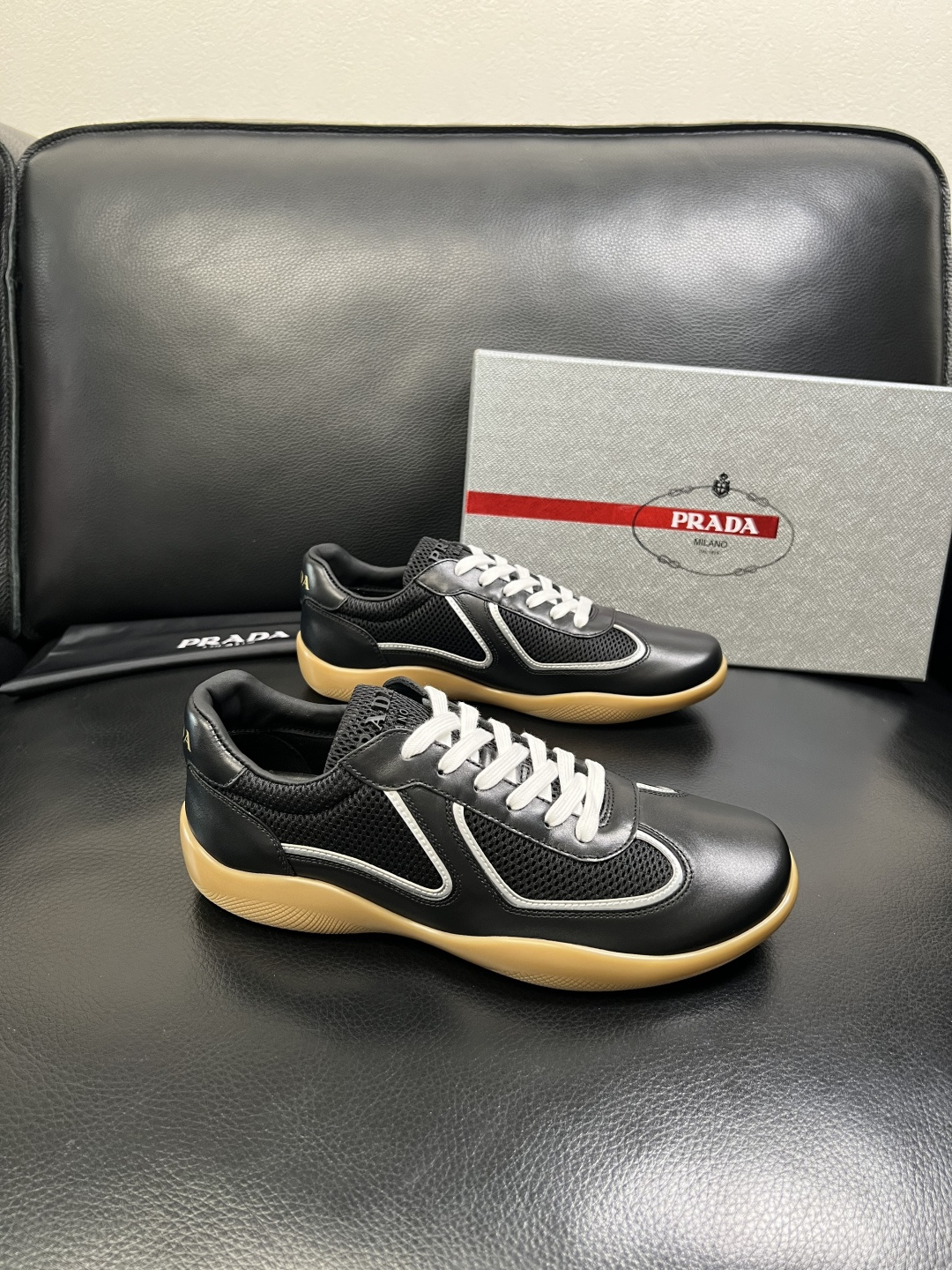 PRADA 高品质 顶级工艺品 普拉达 专柜同步 原厂配置，意大利进口原版牛皮面料，透气舒适进口水染牛里