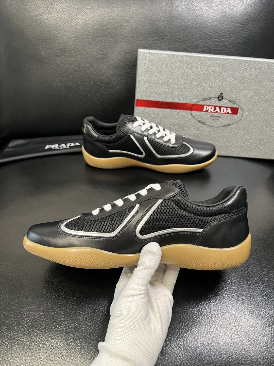 PRADA 高品质 顶级工艺品 普拉达 专柜同步 原厂配置，意大利进口原版牛皮面料，透气舒适进口水染牛里