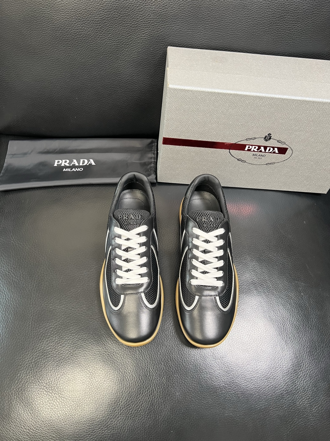 PRADA 高品质 顶级工艺品 普拉达 专柜同步 原厂配置，意大利进口原版牛皮面料，透气舒适进口水染牛里