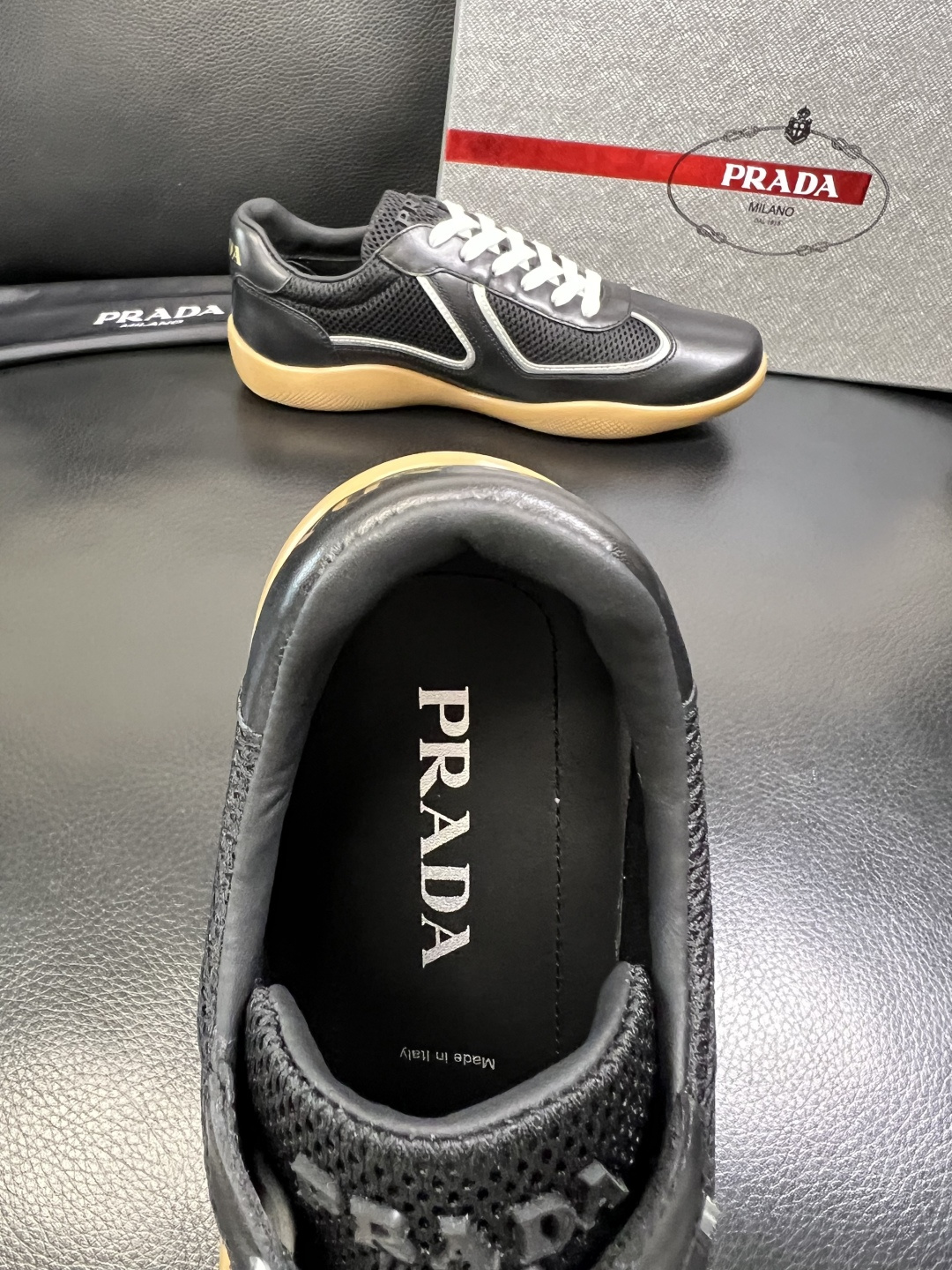 PRADA 高品质 顶级工艺品 普拉达 专柜同步 原厂配置，意大利进口原版牛皮面料，透气舒适进口水染牛里