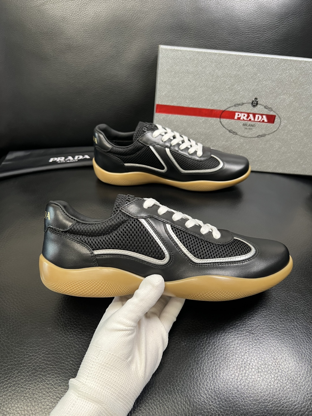 PRADA 高品质 顶级工艺品 普拉达 专柜同步 原厂配置，意大利进口原版牛皮面料，透气舒适进口水染牛里