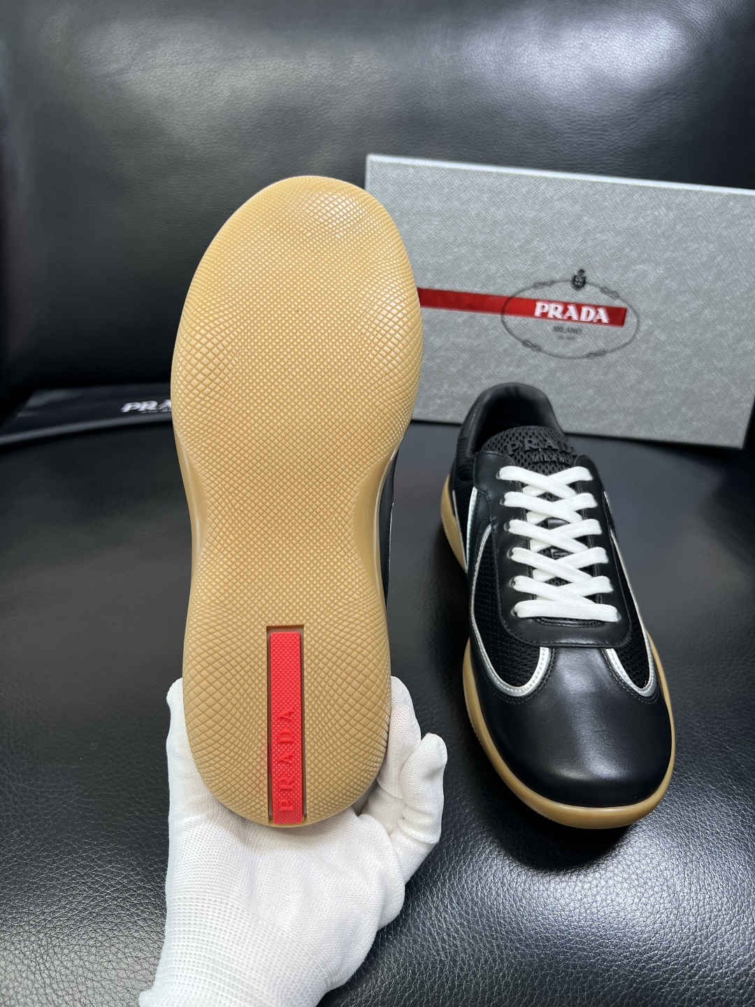 PRADA 高品质 顶级工艺品 普拉达 专柜同步 原厂配置，意大利进口原版牛皮面料，透气舒适进口水染牛里