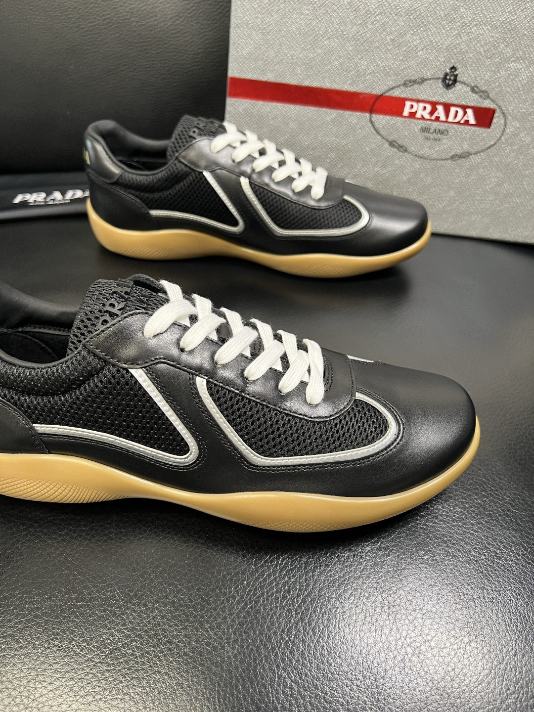 PRADA 高品质 顶级工艺品 普拉达 专柜同步 原厂配置，意大利进口原版牛皮面料，透气舒适进口水染牛里