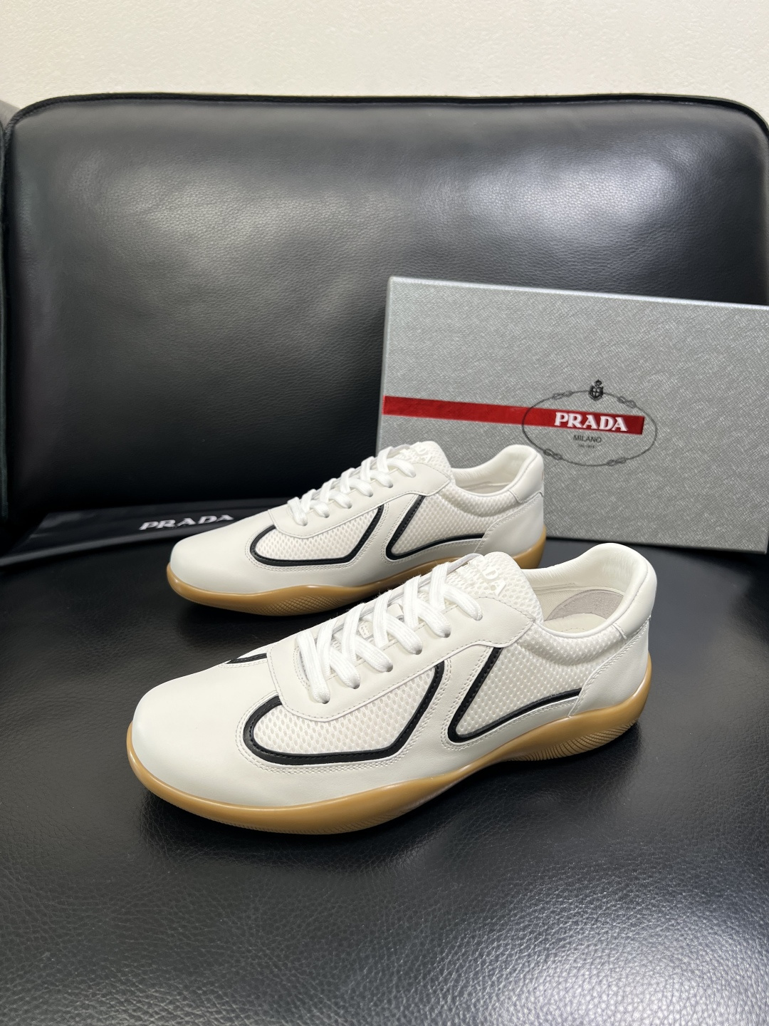 PRADA 高品质 顶级工艺品 普拉达 专柜同步 原厂配置，意大利进口原版牛皮面料，透气舒适进口水染牛里