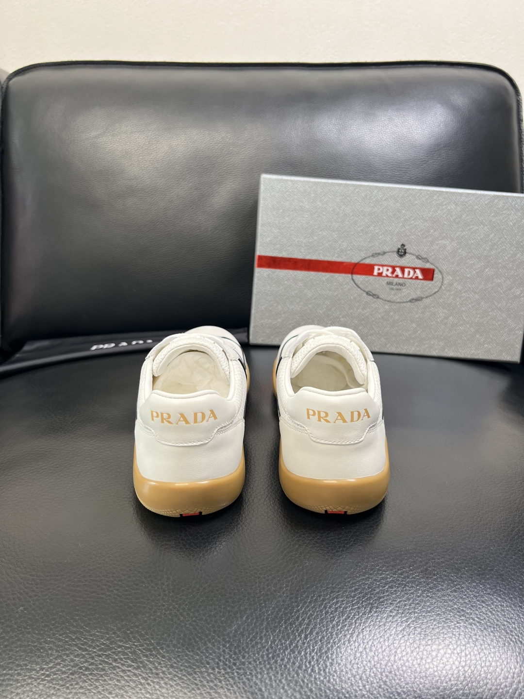 PRADA 高品质 顶级工艺品 普拉达 专柜同步 原厂配置，意大利进口原版牛皮面料，透气舒适进口水染牛里