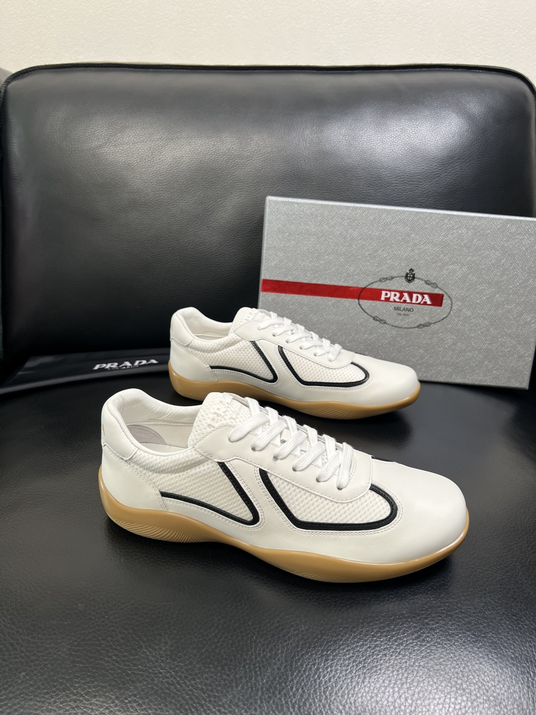 PRADA 高品质 顶级工艺品 普拉达 专柜同步 原厂配置，意大利进口原版牛皮面料，透气舒适进口水染牛里