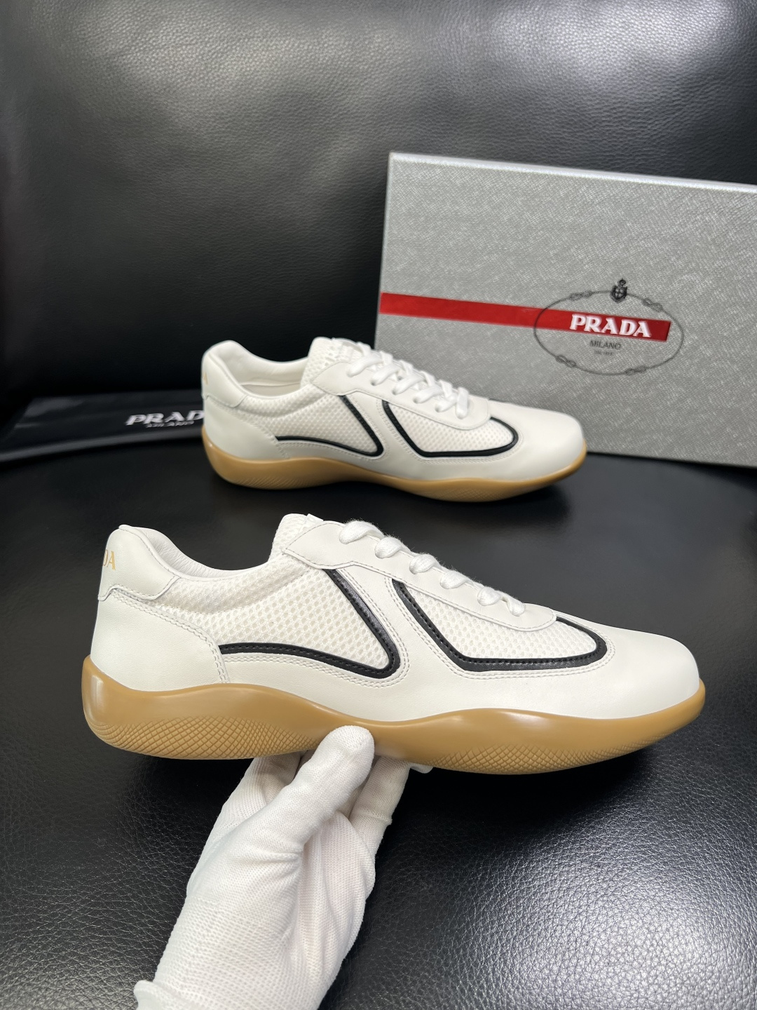 PRADA 高品质 顶级工艺品 普拉达 专柜同步 原厂配置，意大利进口原版牛皮面料，透气舒适进口水染牛里