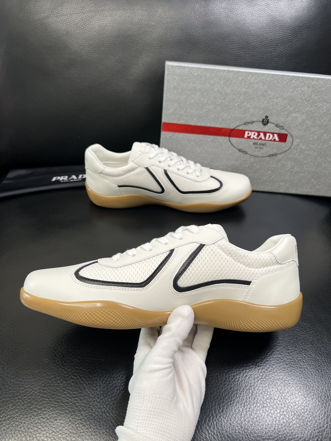 PRADA 高品质 顶级工艺品 普拉达 专柜同步 原厂配置，意大利进口原版牛皮面料，透气舒适进口水染牛里