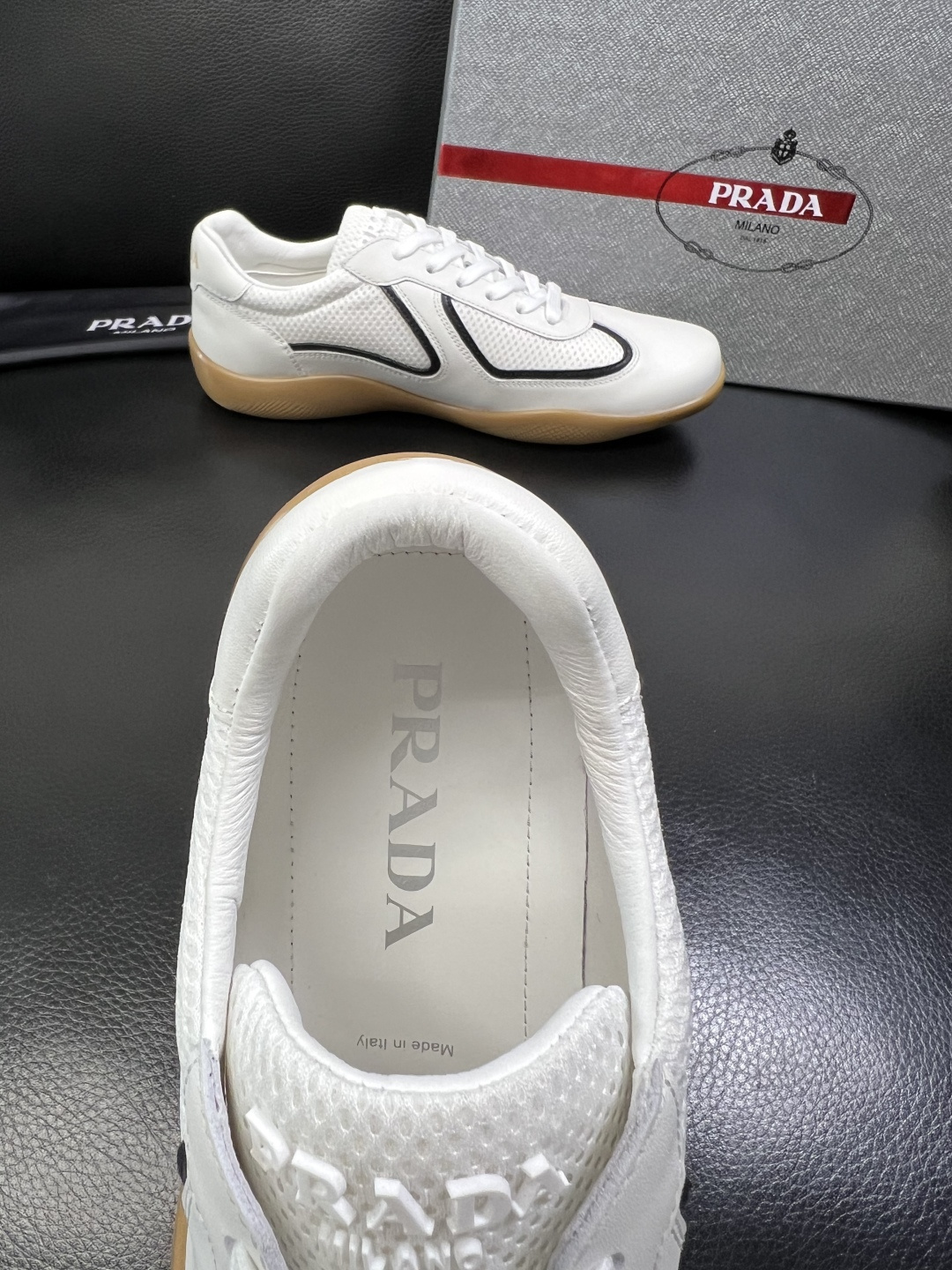 PRADA 高品质 顶级工艺品 普拉达 专柜同步 原厂配置，意大利进口原版牛皮面料，透气舒适进口水染牛里