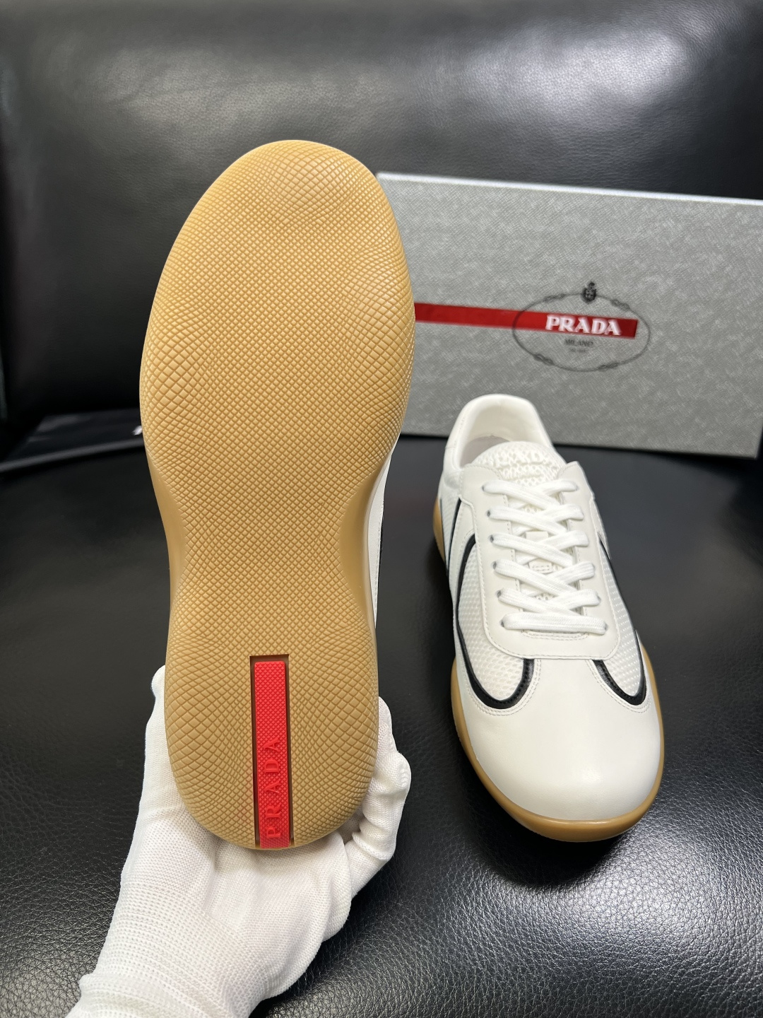 PRADA 高品质 顶级工艺品 普拉达 专柜同步 原厂配置，意大利进口原版牛皮面料，透气舒适进口水染牛里