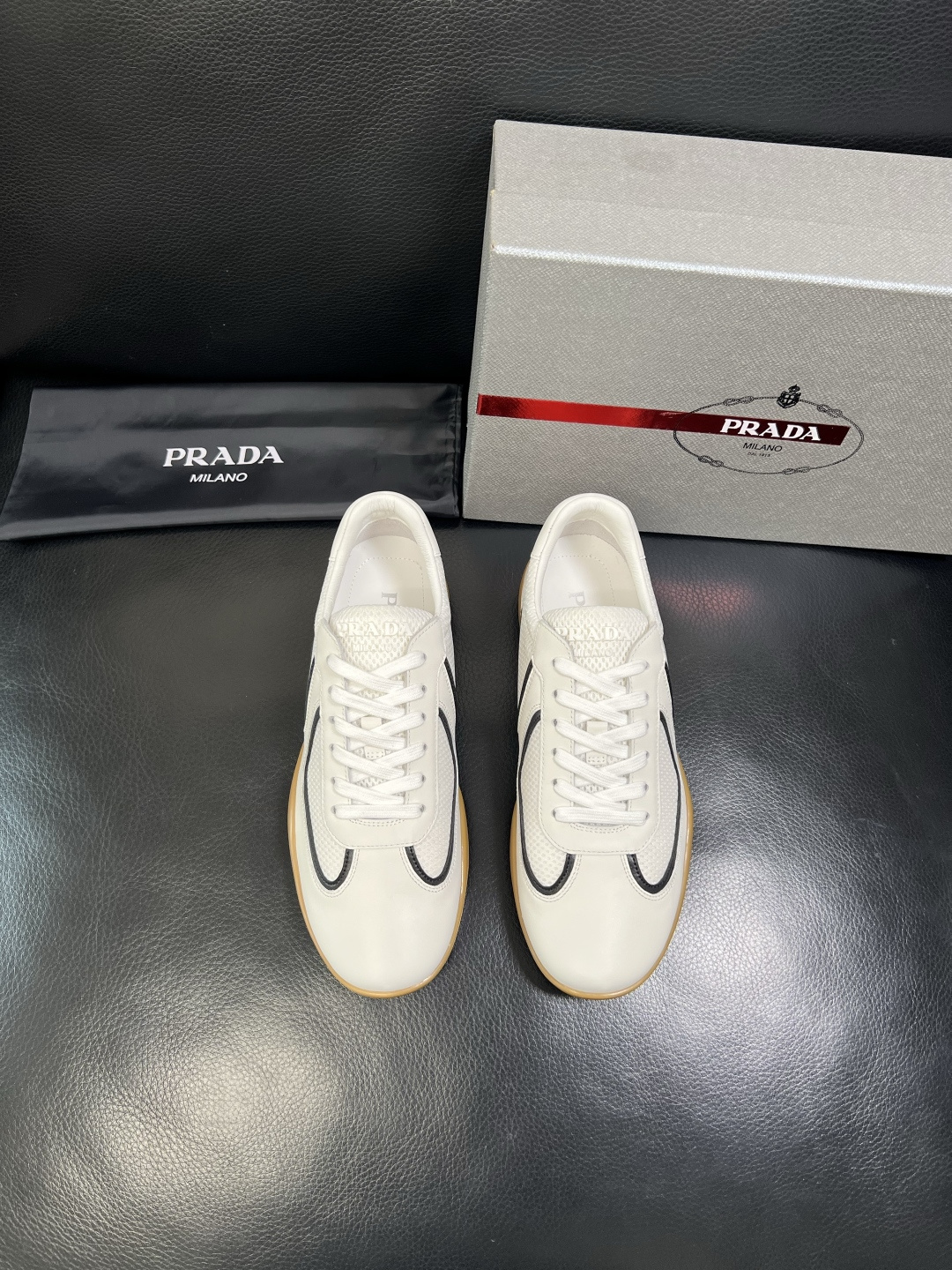 PRADA 高品质 顶级工艺品 普拉达 专柜同步 原厂配置，意大利进口原版牛皮面料，透气舒适进口水染牛里