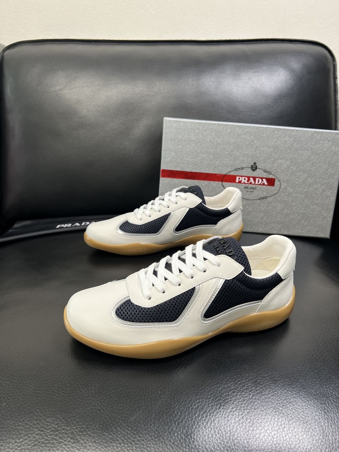 PRADA 高品质 顶级工艺品 普拉达 专柜同步 原厂配置，意大利进口原版牛皮面料，透气舒适进口水染牛里