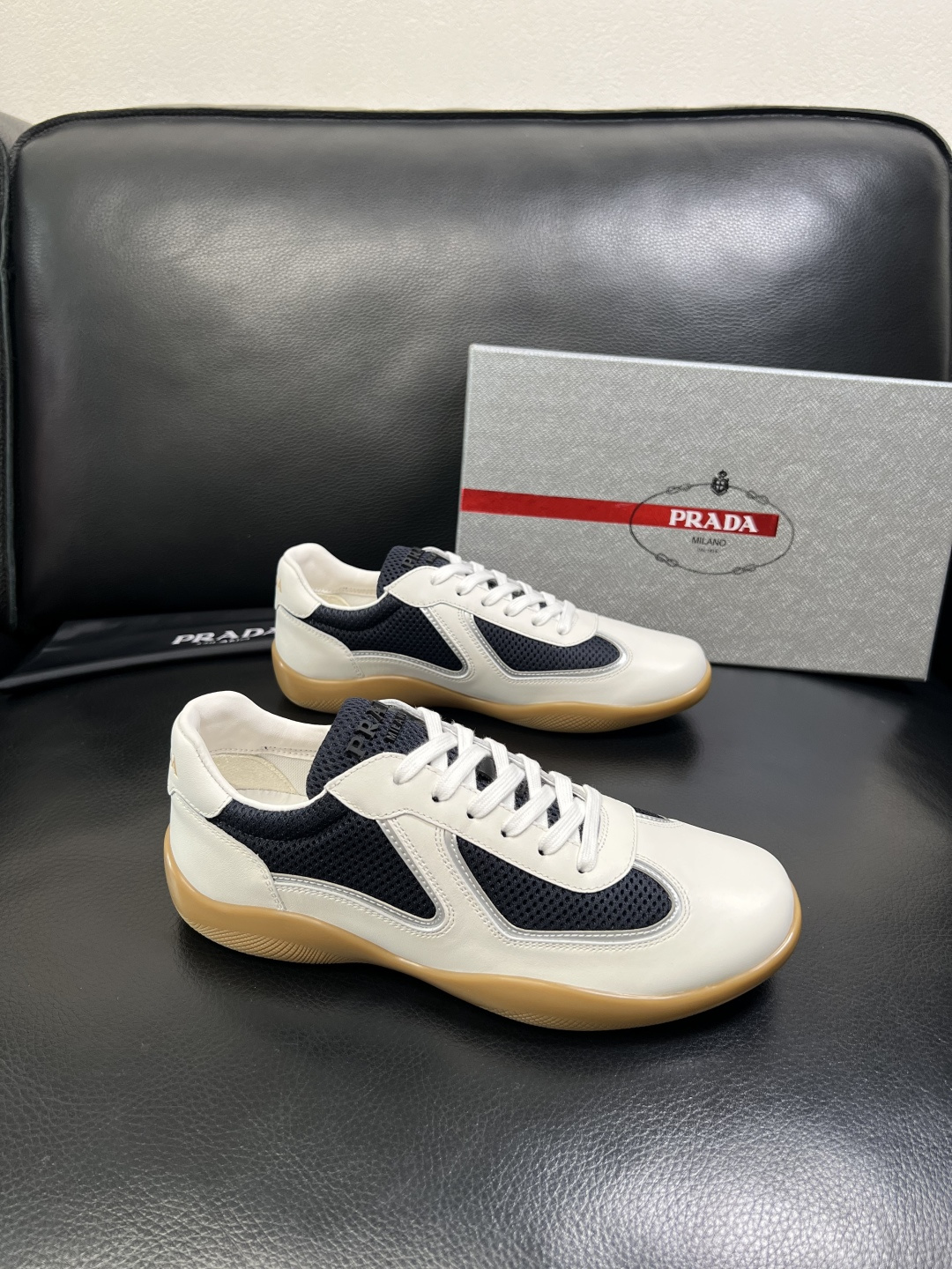 PRADA 高品质 顶级工艺品 普拉达 专柜同步 原厂配置，意大利进口原版牛皮面料，透气舒适进口水染牛里