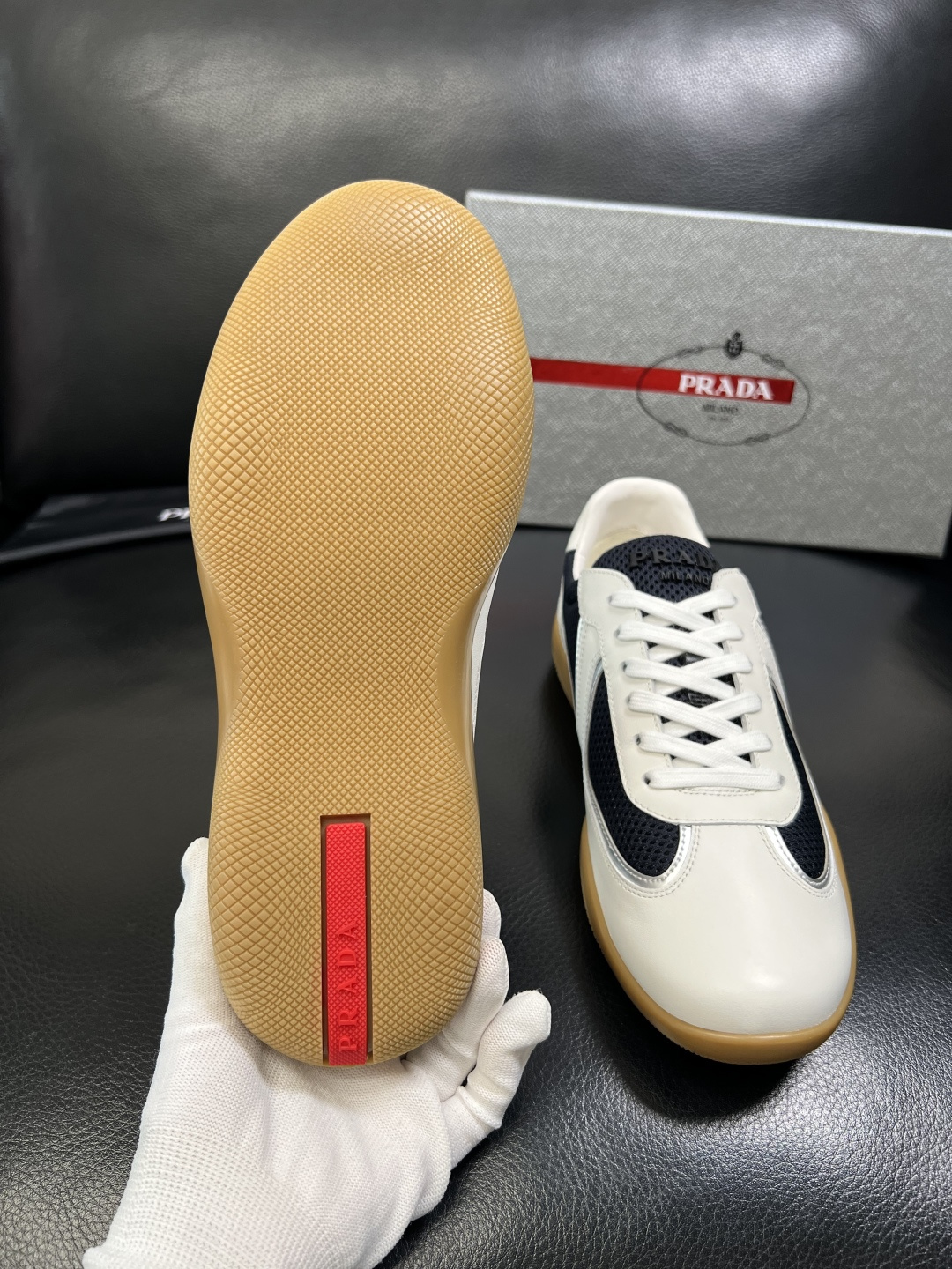 PRADA 高品质 顶级工艺品 普拉达 专柜同步 原厂配置，意大利进口原版牛皮面料，透气舒适进口水染牛里