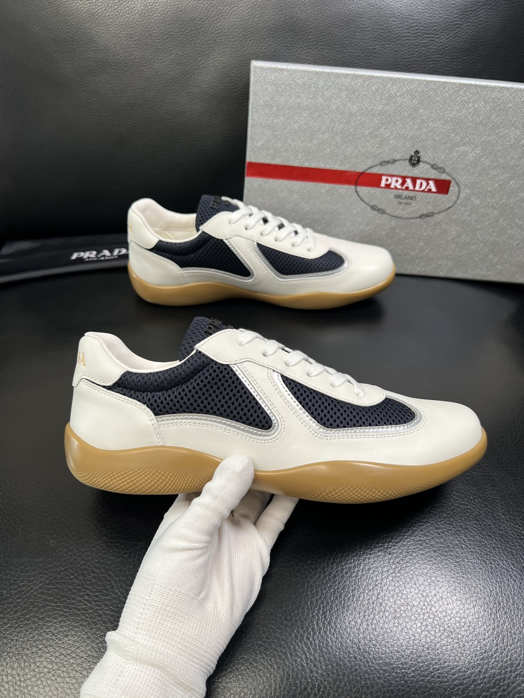 PRADA 高品质 顶级工艺品 普拉达 专柜同步 原厂配置，意大利进口原版牛皮面料，透气舒适进口水染牛里