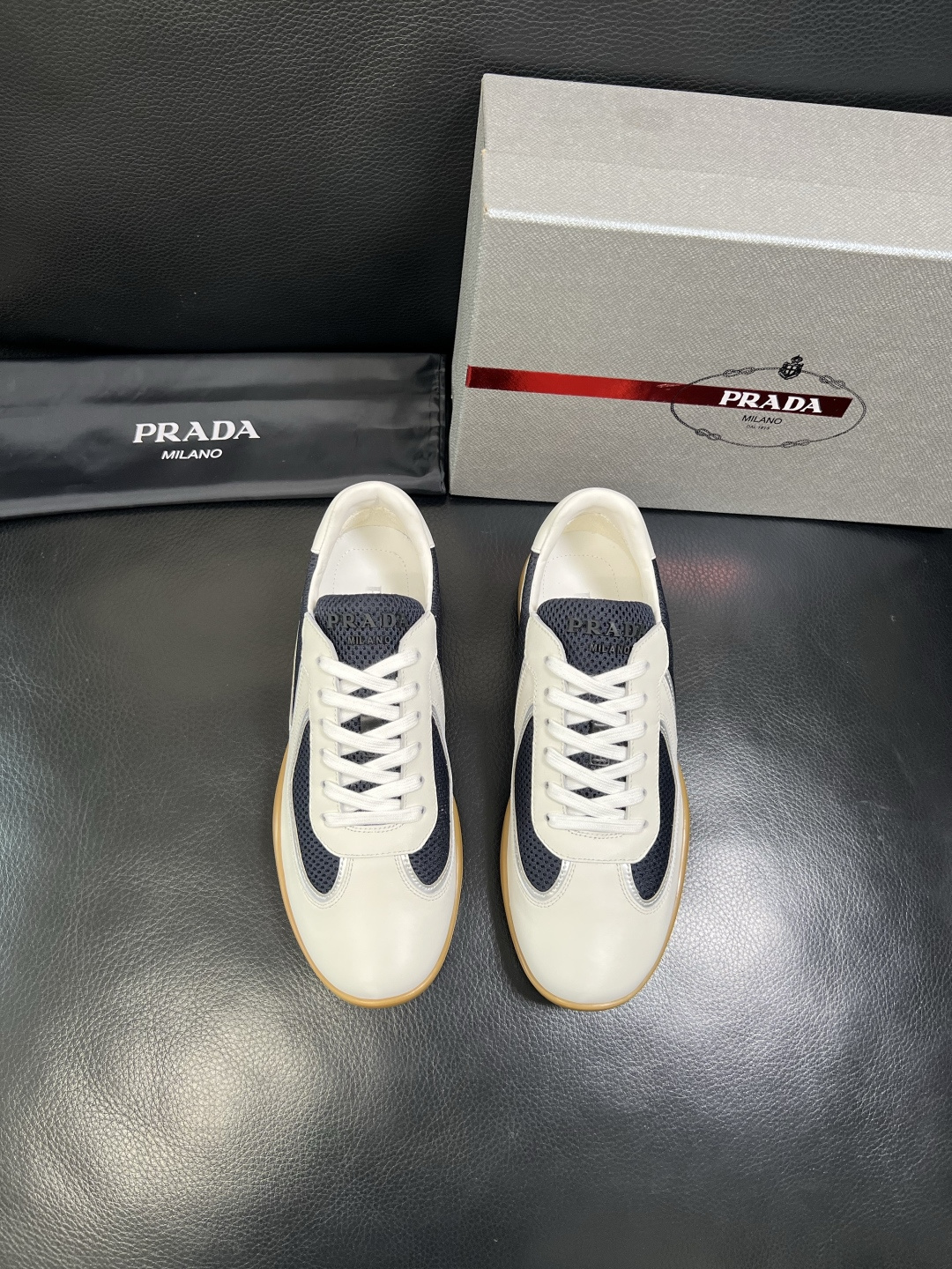 PRADA 高品质 顶级工艺品 普拉达 专柜同步 原厂配置，意大利进口原版牛皮面料，透气舒适进口水染牛里