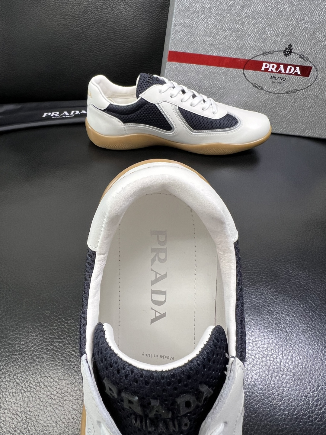 PRADA 高品质 顶级工艺品 普拉达 专柜同步 原厂配置，意大利进口原版牛皮面料，透气舒适进口水染牛里