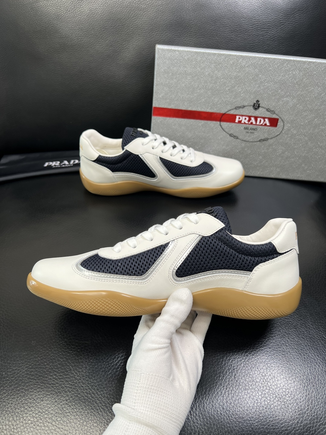 PRADA 高品质 顶级工艺品 普拉达 专柜同步 原厂配置，意大利进口原版牛皮面料，透气舒适进口水染牛里