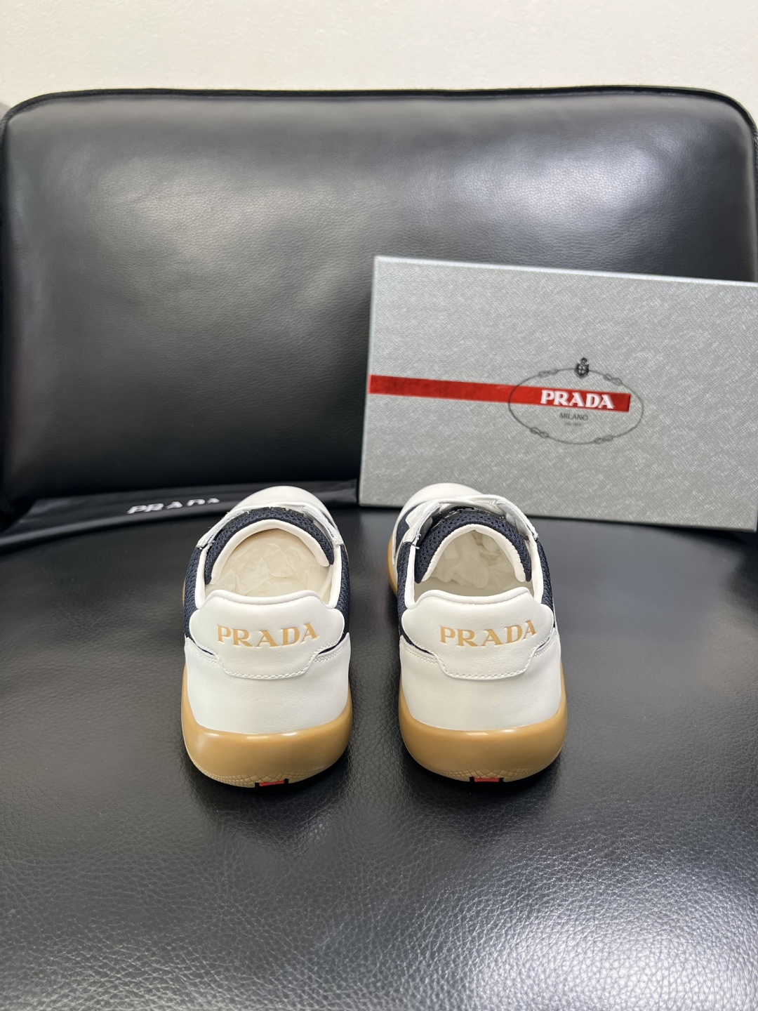 PRADA 高品质 顶级工艺品 普拉达 专柜同步 原厂配置，意大利进口原版牛皮面料，透气舒适进口水染牛里