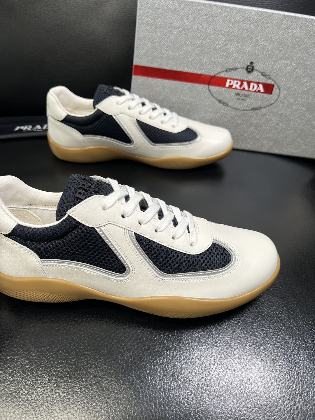 PRADA 高品质 顶级工艺品 普拉达 专柜同步 原厂配置，意大利进口原版牛皮面料，透气舒适进口水染牛里