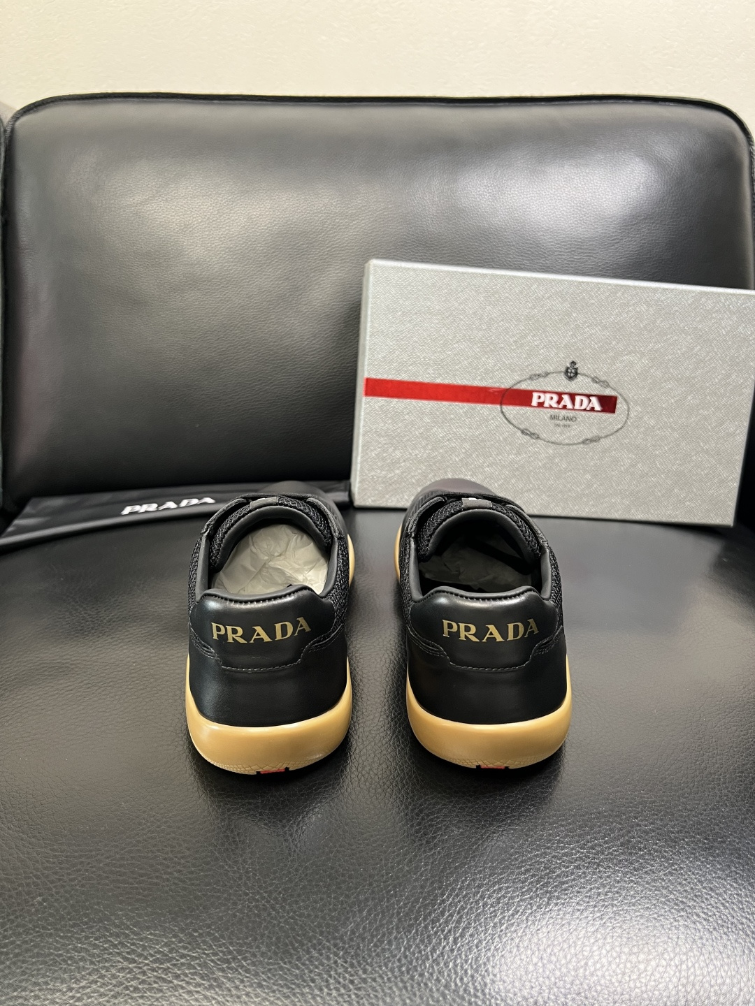 PRADA 高品质 顶级工艺品 普拉达 专柜同步 原厂配置，意大利进口原版牛皮面料，透气舒适进口水染牛里