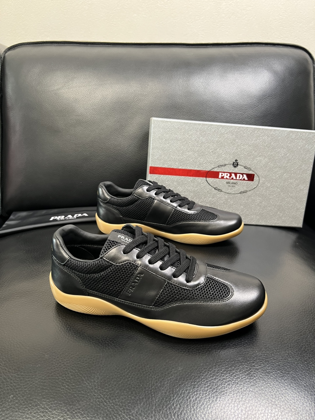 PRADA 高品质 顶级工艺品 普拉达 专柜同步 原厂配置，意大利进口原版牛皮面料，透气舒适进口水染牛里