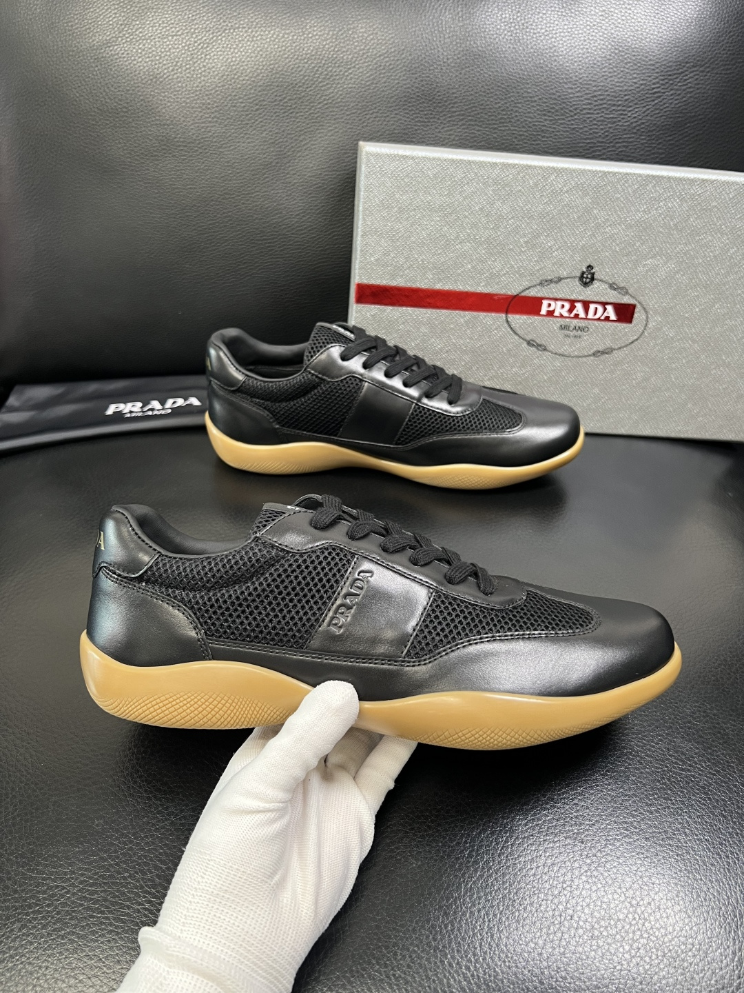 PRADA 高品质 顶级工艺品 普拉达 专柜同步 原厂配置，意大利进口原版牛皮面料，透气舒适进口水染牛里