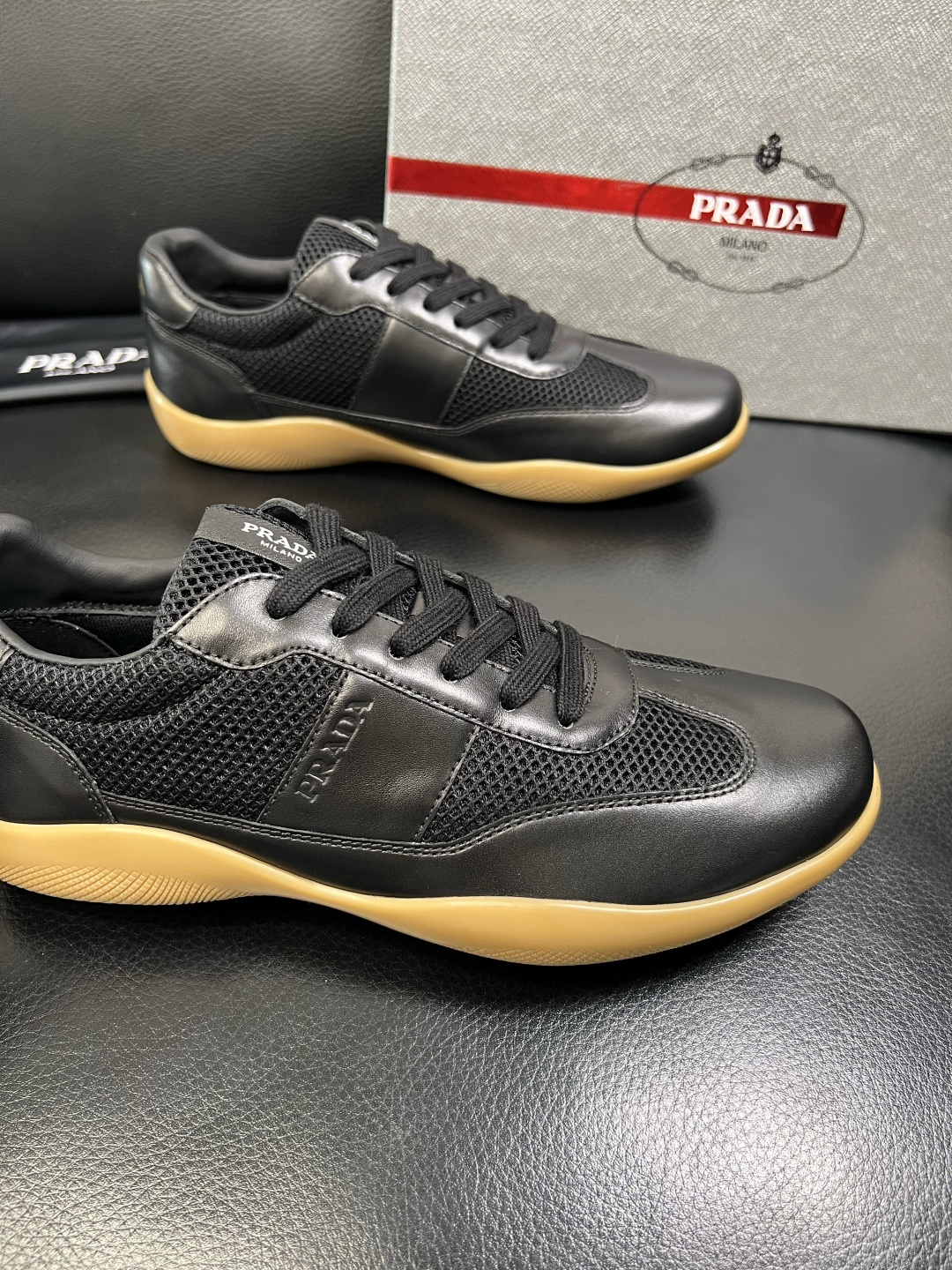 PRADA 高品质 顶级工艺品 普拉达 专柜同步 原厂配置，意大利进口原版牛皮面料，透气舒适进口水染牛里