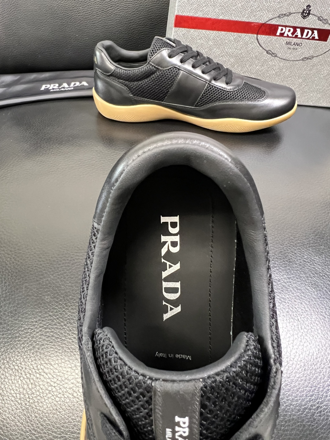 PRADA 高品质 顶级工艺品 普拉达 专柜同步 原厂配置，意大利进口原版牛皮面料，透气舒适进口水染牛里