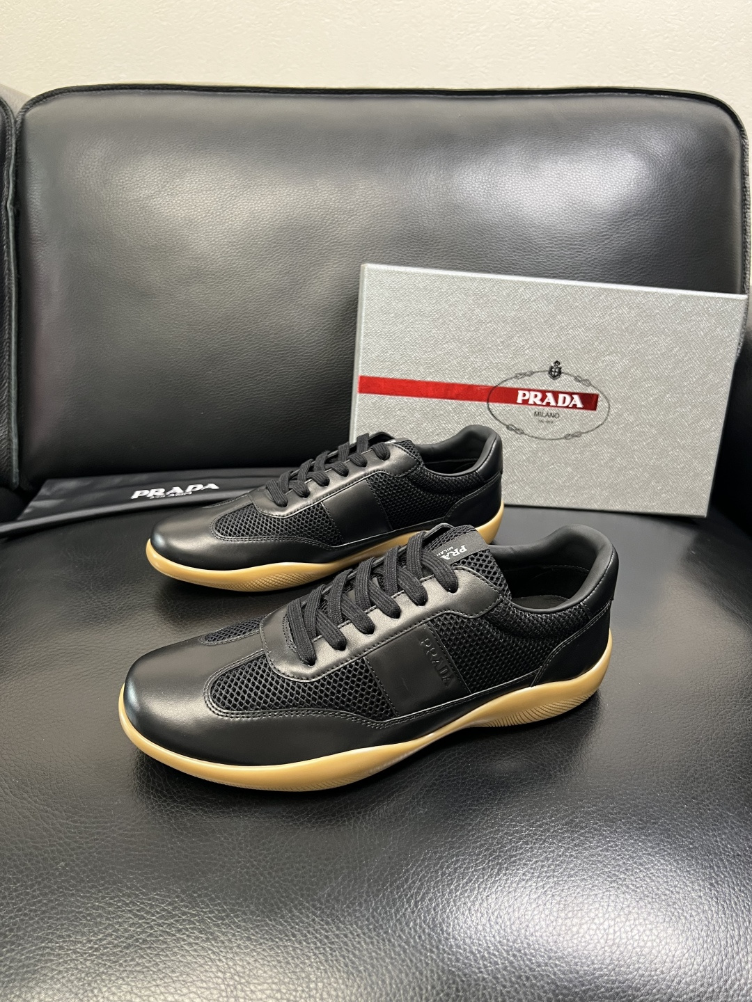 PRADA 高品质 顶级工艺品 普拉达 专柜同步 原厂配置，意大利进口原版牛皮面料，透气舒适进口水染牛里