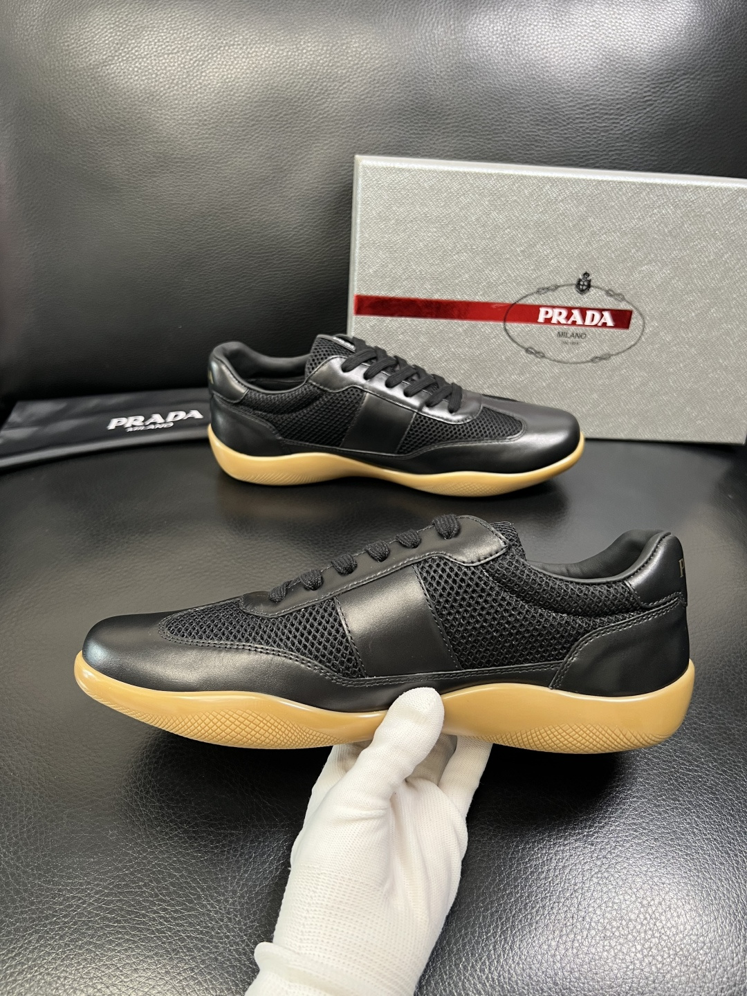 PRADA 高品质 顶级工艺品 普拉达 专柜同步 原厂配置，意大利进口原版牛皮面料，透气舒适进口水染牛里