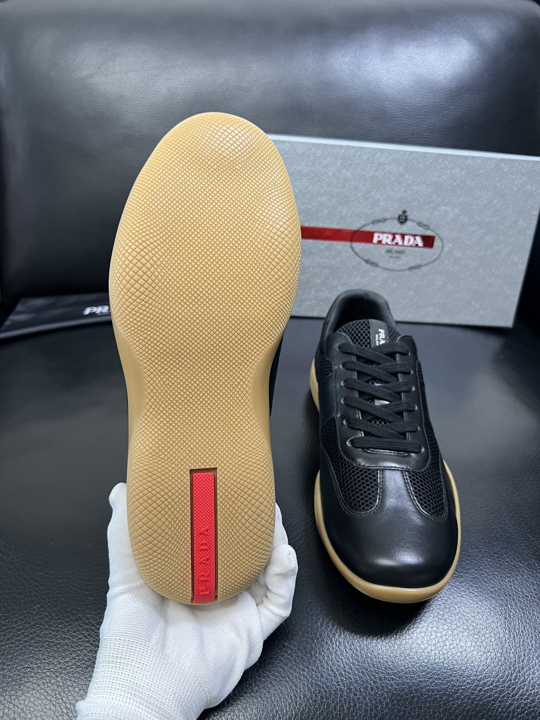 PRADA 高品质 顶级工艺品 普拉达 专柜同步 原厂配置，意大利进口原版牛皮面料，透气舒适进口水染牛里