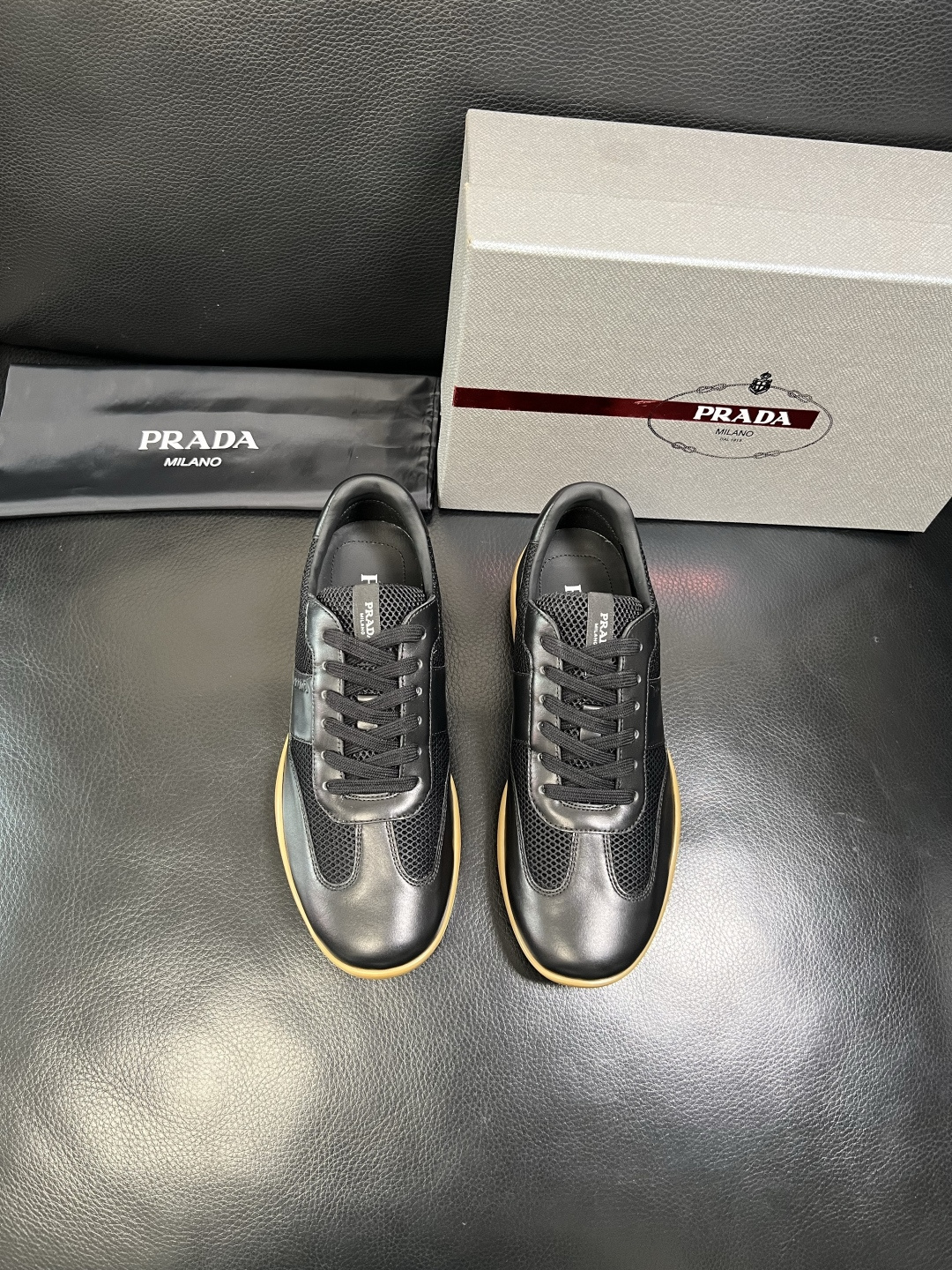 PRADA 高品质 顶级工艺品 普拉达 专柜同步 原厂配置，意大利进口原版牛皮面料，透气舒适进口水染牛里