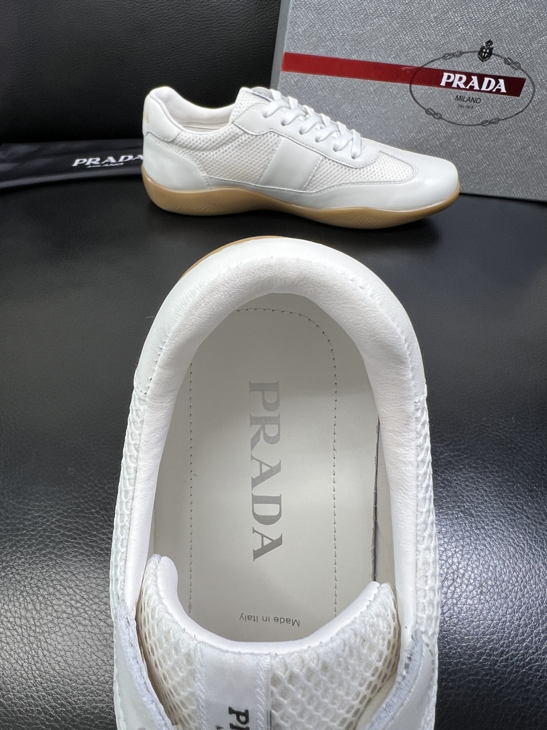 PRADA 高品质 顶级工艺品 普拉达 专柜同步 原厂配置，意大利进口原版牛皮面料，透气舒适进口水染牛里