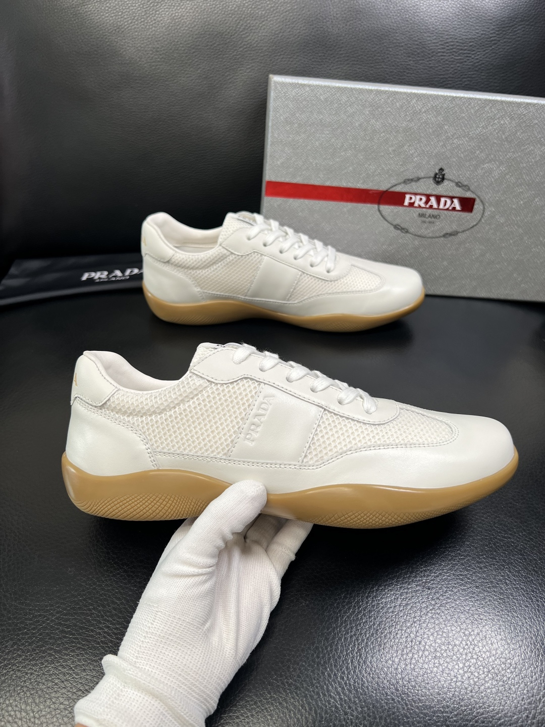 PRADA 高品质 顶级工艺品 普拉达 专柜同步 原厂配置，意大利进口原版牛皮面料，透气舒适进口水染牛里