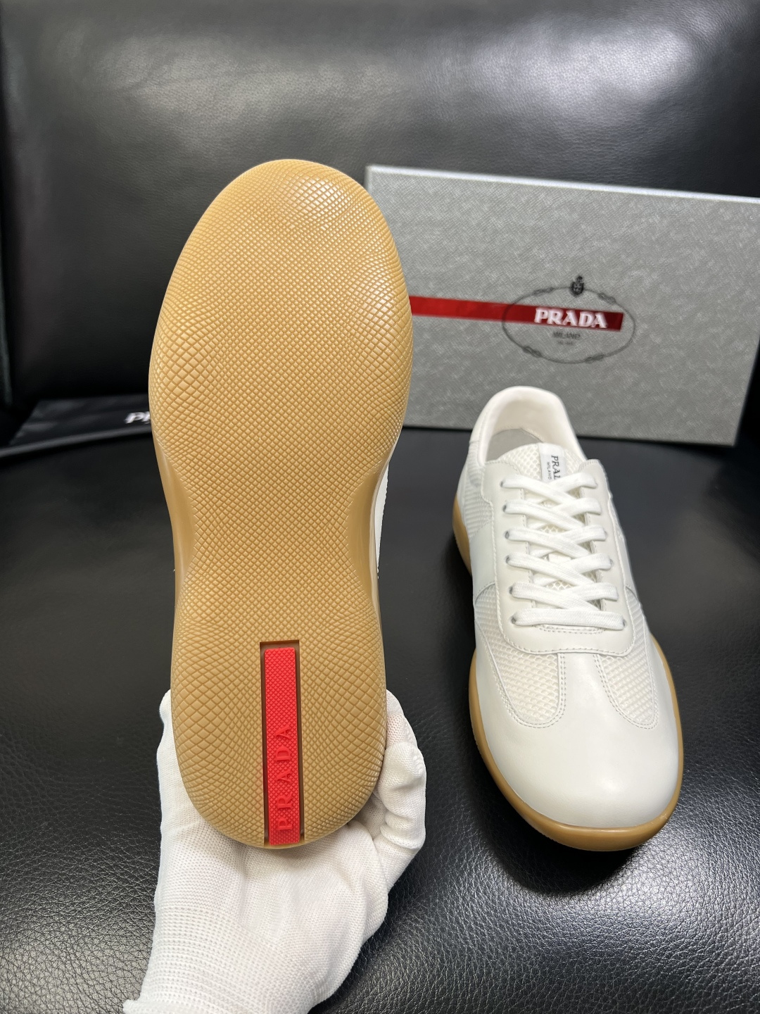 PRADA 高品质 顶级工艺品 普拉达 专柜同步 原厂配置，意大利进口原版牛皮面料，透气舒适进口水染牛里