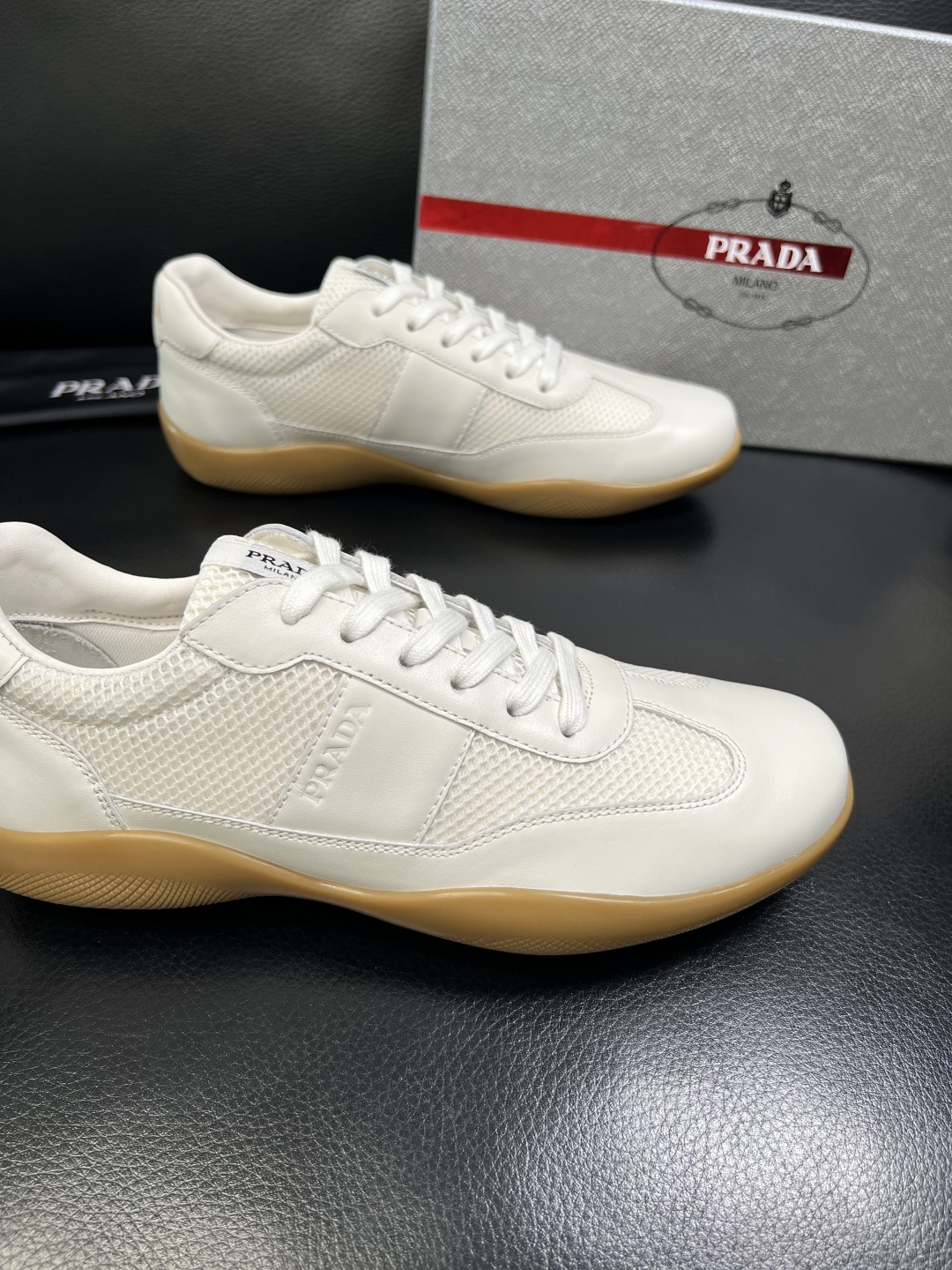 PRADA 高品质 顶级工艺品 普拉达 专柜同步 原厂配置，意大利进口原版牛皮面料，透气舒适进口水染牛里