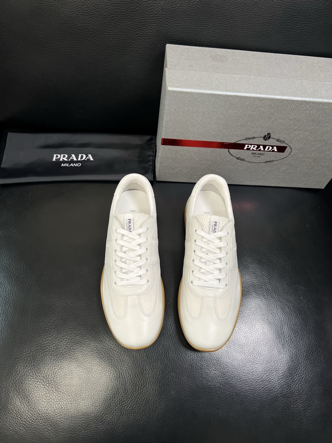 PRADA 高品质 顶级工艺品 普拉达 专柜同步 原厂配置，意大利进口原版牛皮面料，透气舒适进口水染牛里