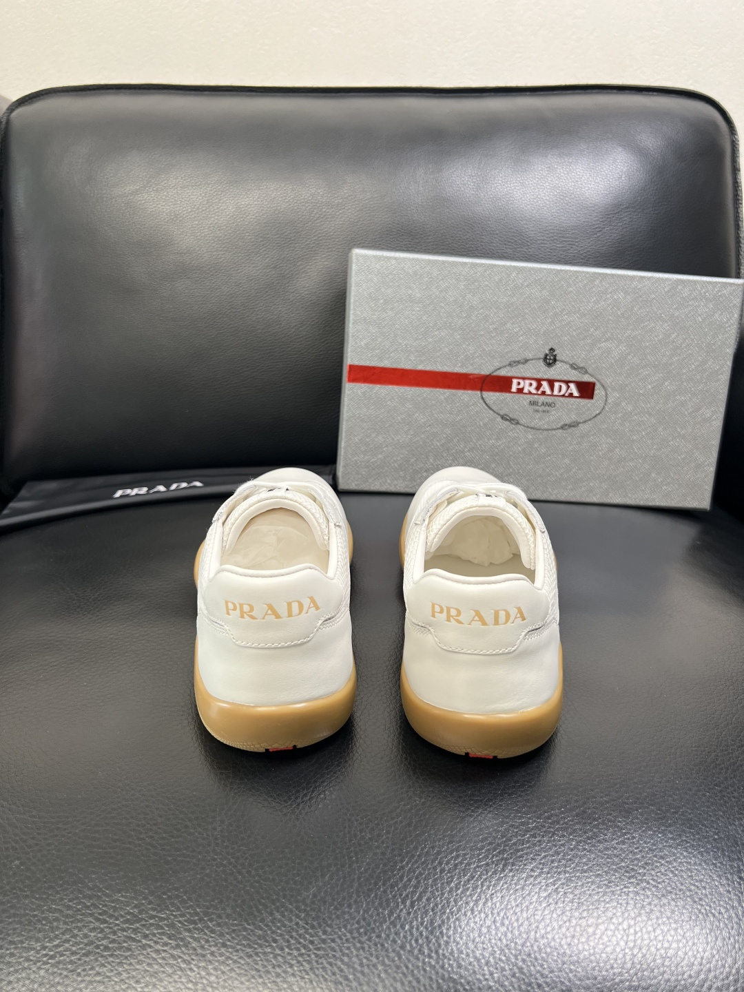 PRADA 高品质 顶级工艺品 普拉达 专柜同步 原厂配置，意大利进口原版牛皮面料，透气舒适进口水染牛里