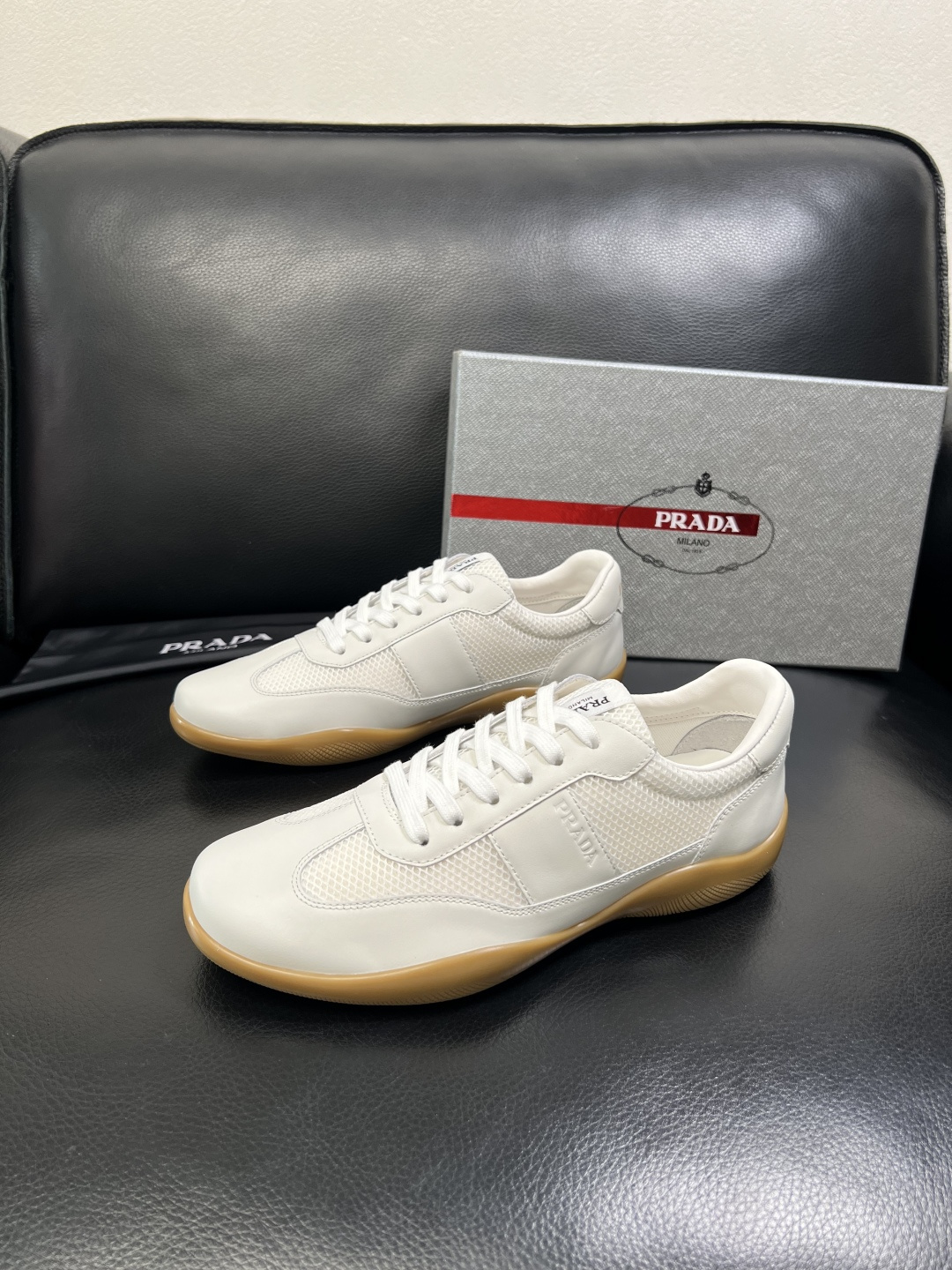 PRADA 高品质 顶级工艺品 普拉达 专柜同步 原厂配置，意大利进口原版牛皮面料，透气舒适进口水染牛里