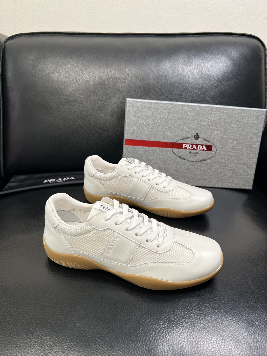 PRADA 高品质 顶级工艺品 普拉达 专柜同步 原厂配置，意大利进口原版牛皮面料，透气舒适进口水染牛里