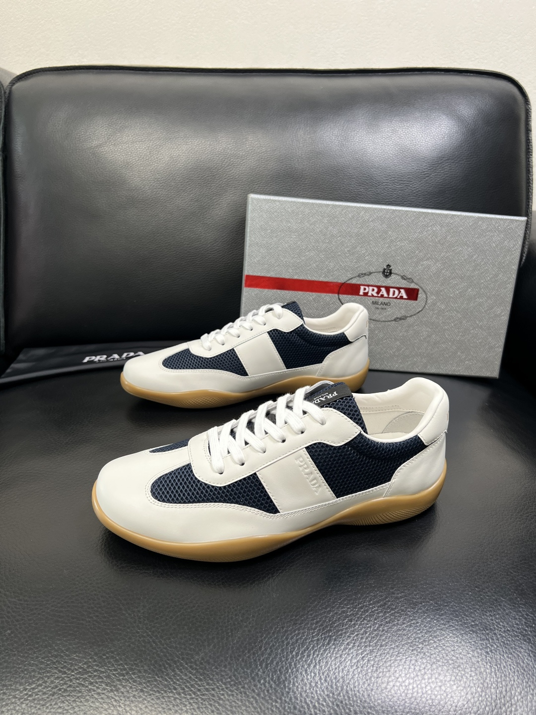 PRADA 高品质 顶级工艺品 普拉达 专柜同步 原厂配置，意大利进口原版牛皮面料，透气舒适进口水染牛里