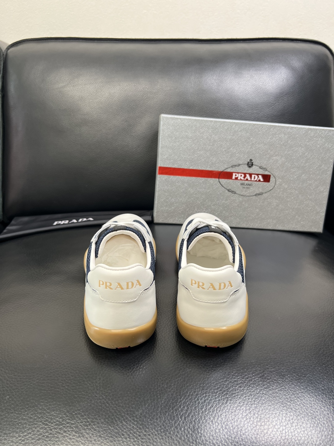 PRADA 高品质 顶级工艺品 普拉达 专柜同步 原厂配置，意大利进口原版牛皮面料，透气舒适进口水染牛里