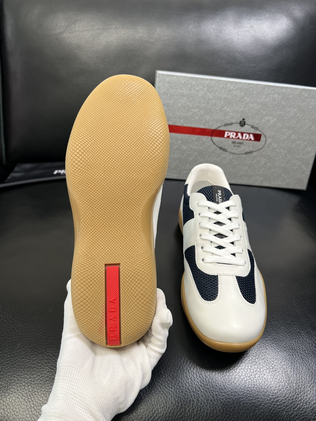 PRADA 高品质 顶级工艺品 普拉达 专柜同步 原厂配置，意大利进口原版牛皮面料，透气舒适进口水染牛里