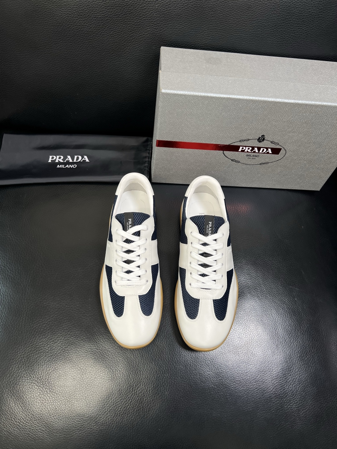 PRADA 高品质 顶级工艺品 普拉达 专柜同步 原厂配置，意大利进口原版牛皮面料，透气舒适进口水染牛里