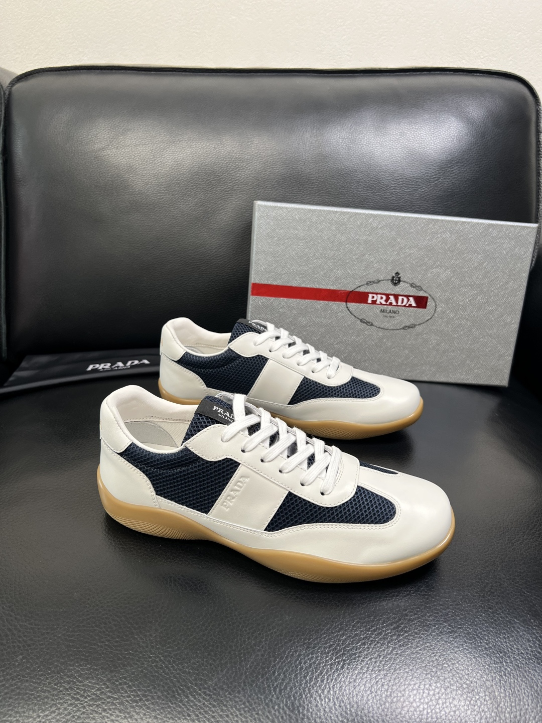 PRADA 高品质 顶级工艺品 普拉达 专柜同步 原厂配置，意大利进口原版牛皮面料，透气舒适进口水染牛里