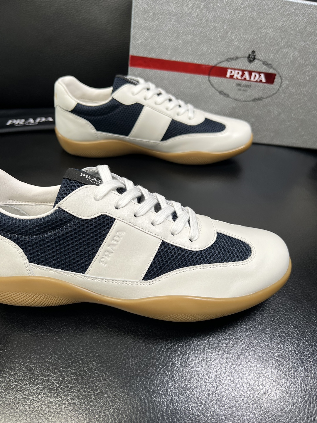 PRADA 高品质 顶级工艺品 普拉达 专柜同步 原厂配置，意大利进口原版牛皮面料，透气舒适进口水染牛里