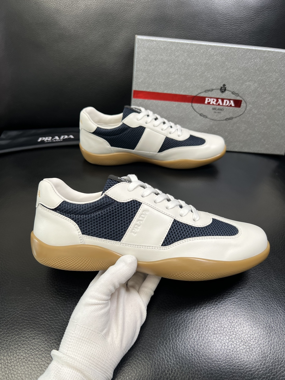 PRADA 高品质 顶级工艺品 普拉达 专柜同步 原厂配置，意大利进口原版牛皮面料，透气舒适进口水染牛里